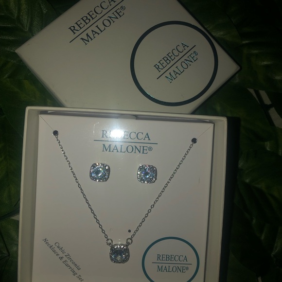 Pretty diamond look necklace and matching earrings set - Picture 4 of 6
